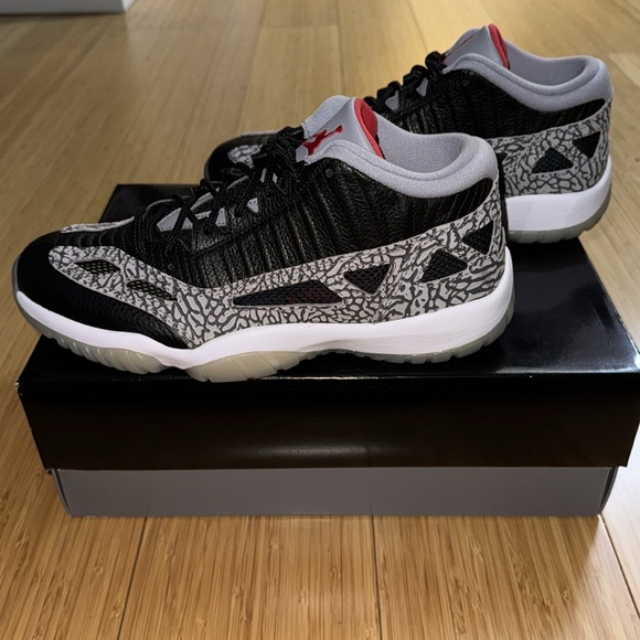 Air Jordan 11 Retro low ie - size 10 - never worn - Picture 2 of 6